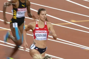 Semifinálový běh Denisy Rosolové v závodě na 400 metrů překážek