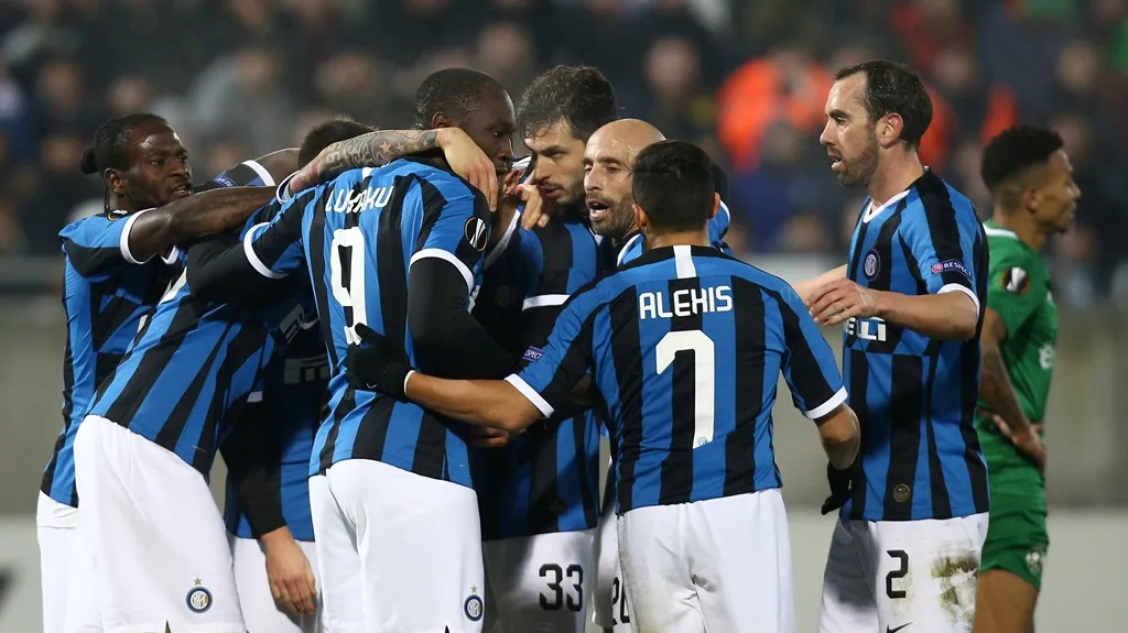 Fotbalisté Interu Milán oslavují gól v utkání play-off EL v Razgradu