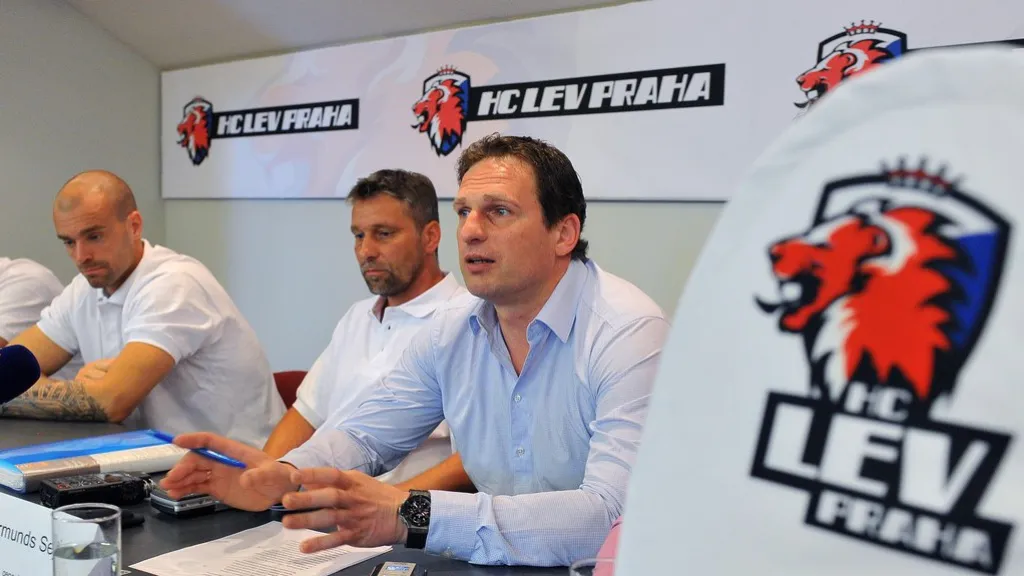 HC Lev Praha (v popředí Normunds Sejejs)