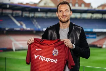Útočník Libor Kozák pózuje s dresem Sparty na Letné
