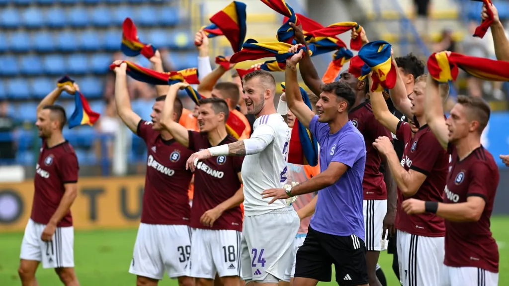 Fotbalisté Sparty se zdraví s fanoušky