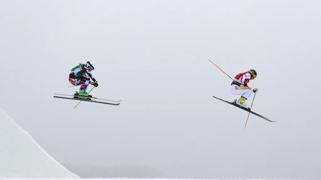 Nikol Kučerová (vlevo) v osmifinále olympijského skikrosu