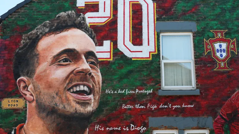 Vzpomínka na Dioga Jotu před stadionem v Liverpoolu