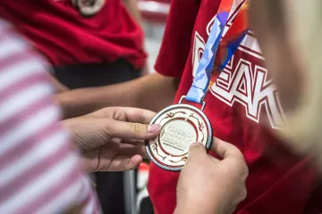 Růžičkové visí na krku po návratu z Číny stříbrná medaile