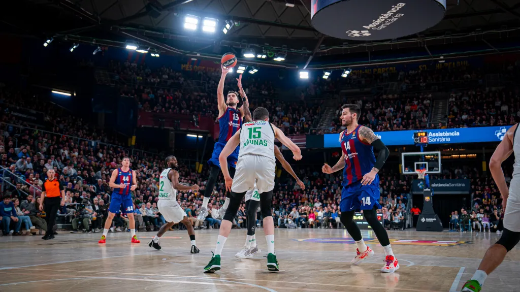 Tomáš Satoranský v dresu Barcelony v akci