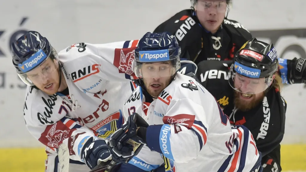 Vítkovičtí Lukáš Kucsera a Daniel Kurovský v souboji s Lukášem Kašparem z Litvínova