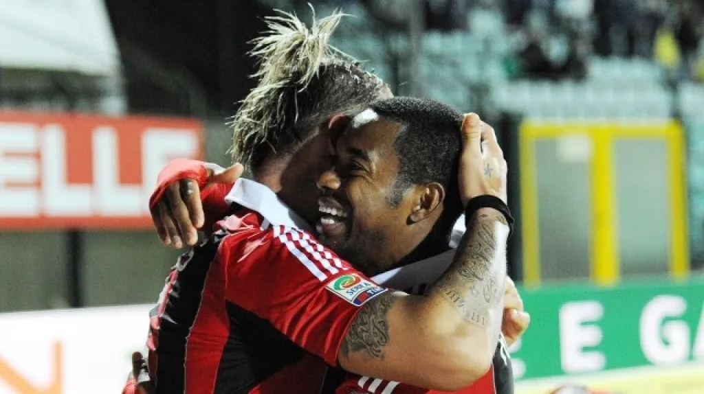 Radost hráčů AC Milán Mexése a Robinha