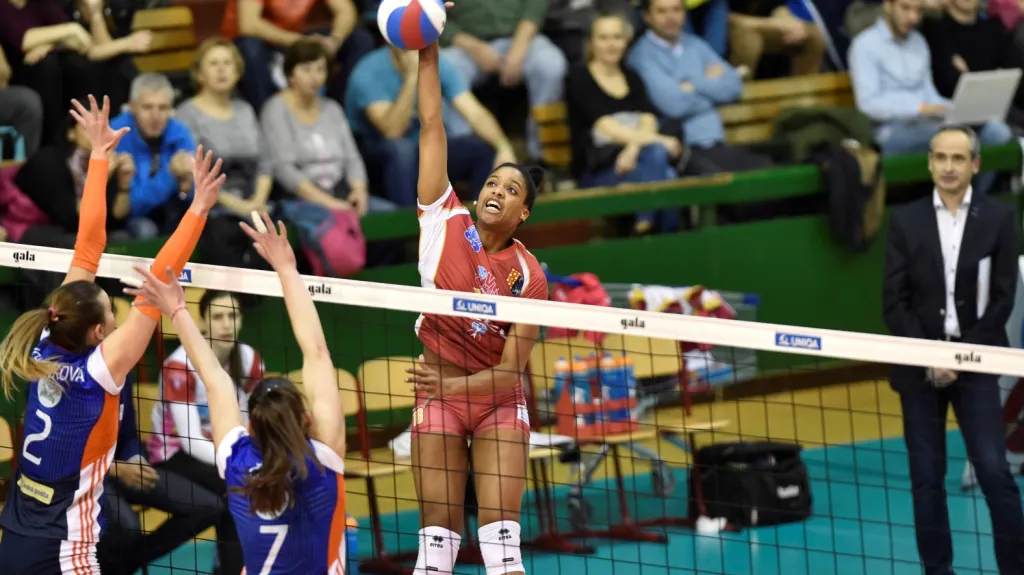 Peter Goga sleduje zpovzdálí útok volejbalistek Prostějova