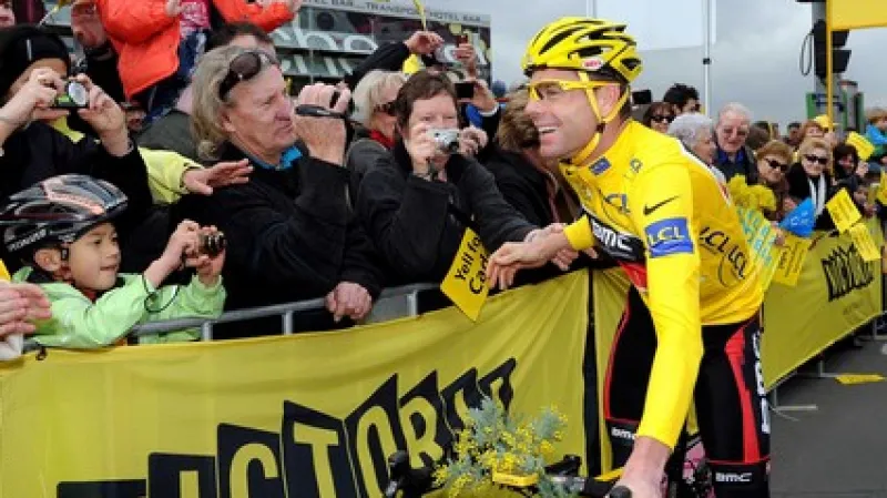 Cadel Evans se zdraví s fanoušky