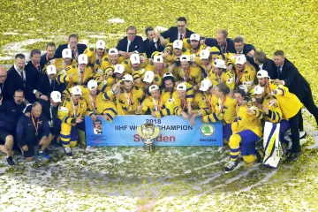 Hokejisté Švédska s trofejí pro mistry světa