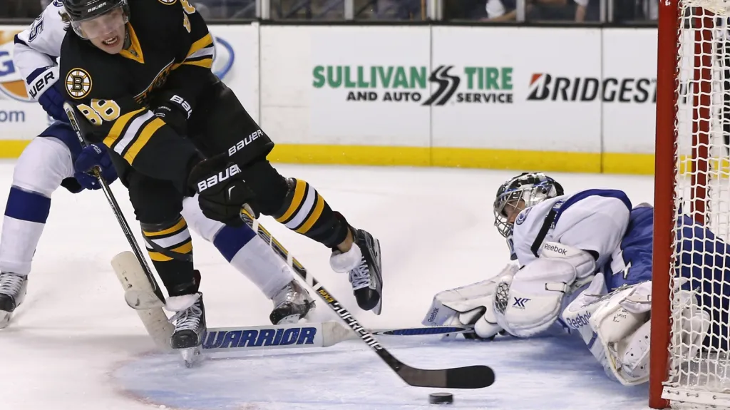 David Pastrňák překonává brankáře Tampy