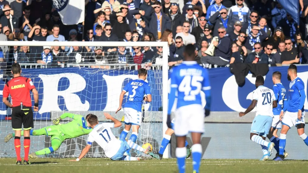 Ciro Immobile z Lazia Řím střílí gól do sítě Brescie