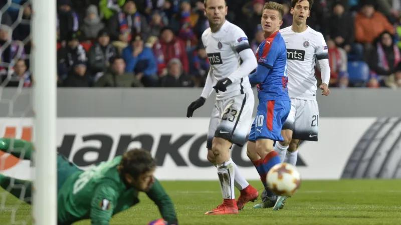 Brankář Stojkovič likviduje šanci Plzně