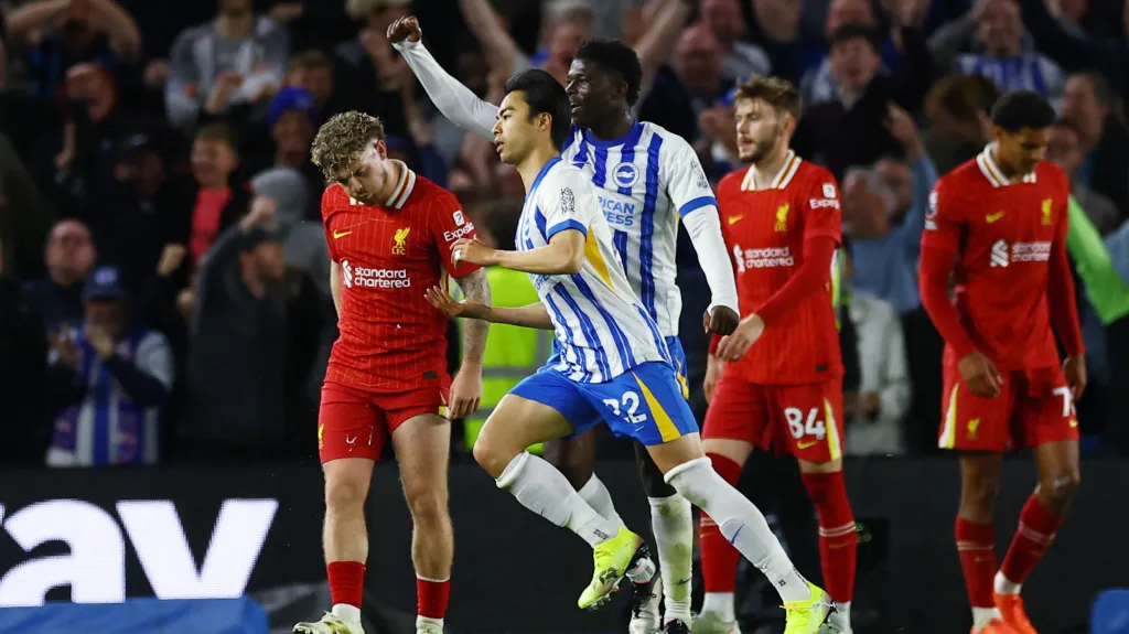 Hráči Brightonu se radují z výhry nad Liverpoolem