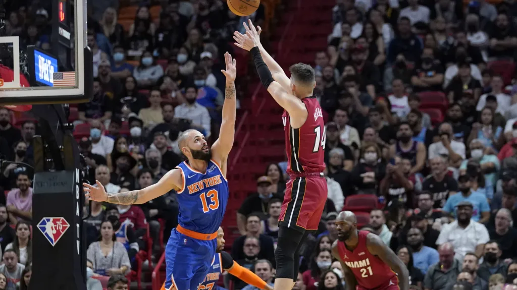 Tyler Herro z Miami střílí na koš v utkání NBA