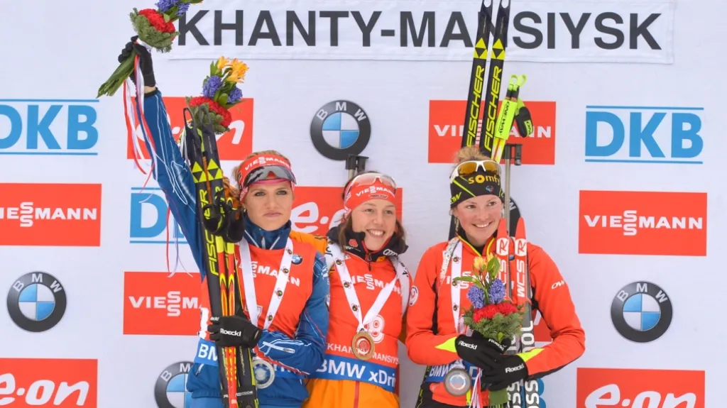 Stupně vítězů v Chanty Mansijsk: Soukalová, Dahlmeierová, Dorinová-Habertová