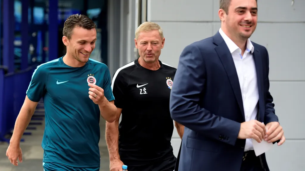 Sparťanská delegace - zleva kapitán Lafata, trenér Ščasný a ředitel Kotalík