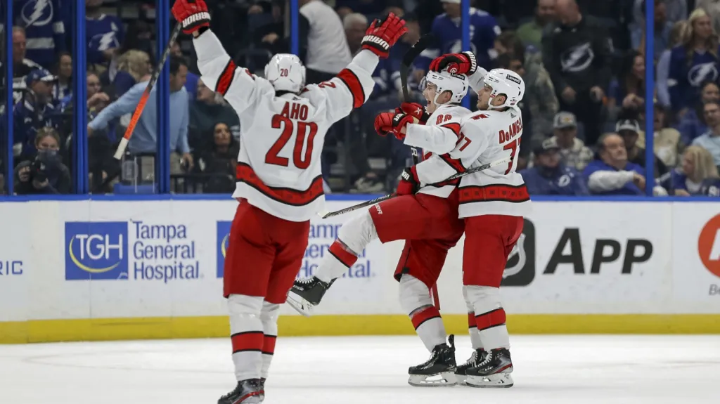 Martin Nečas se raduje se spoluhráči