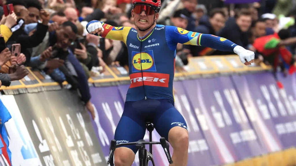 Mads Pedersen slaví triumf v závodu Gent–Wevelgem