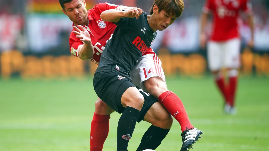 Xabi Alonso (v červeném) a jeho Bayern narazili na fotbalisty Kolína