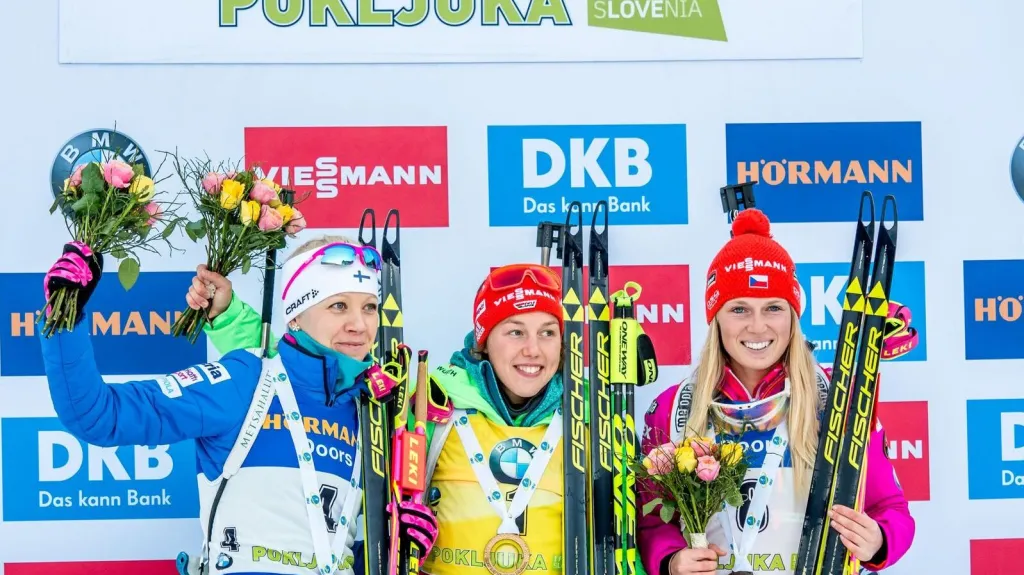 Eva Puskarčíková s bronzem (vpravo) vedle vítězné Laury Dahlmeireové a Kaisy Mäkäräinenové