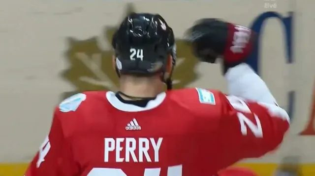 Gól v utkání Kanada - Rusko: Perry - 4:2 (46. min.)