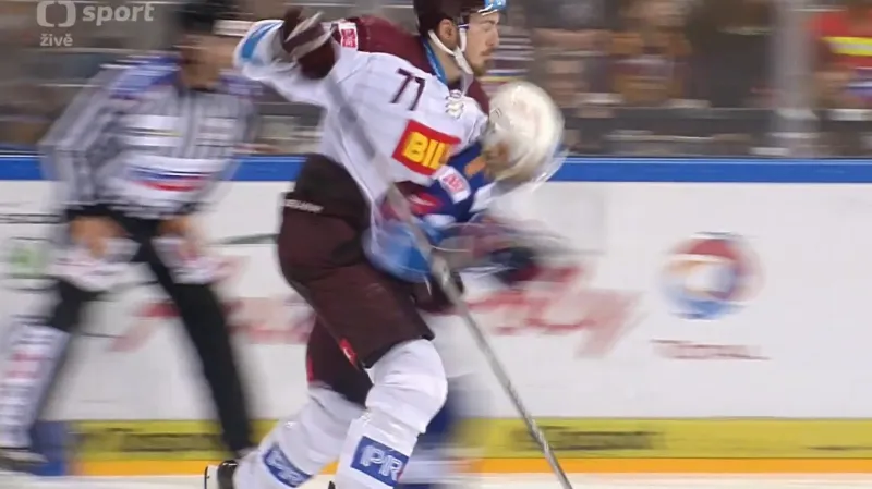 Moment utkání Sparta Praha - Kometa Brno: Nedomlel neférově sestřelil Kováčika (32. min.)