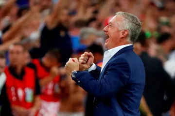 Slavící trenér Francie Didier Deschamps