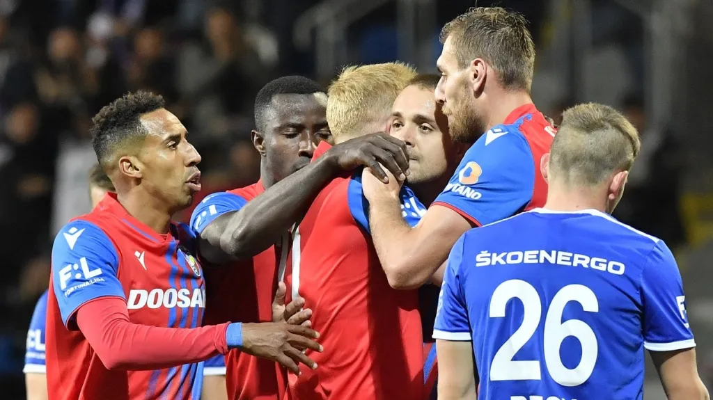 Fotbalisté Plzně se radují z gólu v síti Mladé Boleslavi