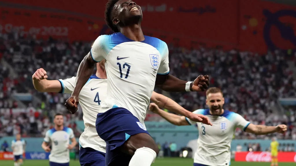 Angličan Bukayo Saka se raduje z gólu