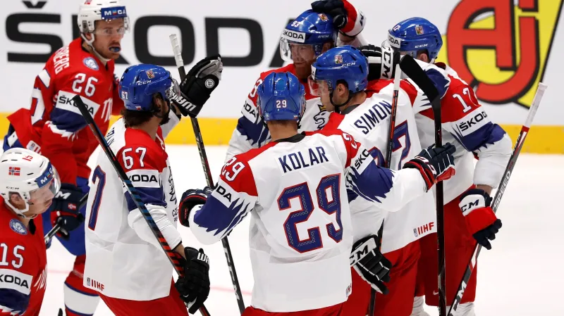 Čeští hokejisté se radují z gólu v utkání s Norskem