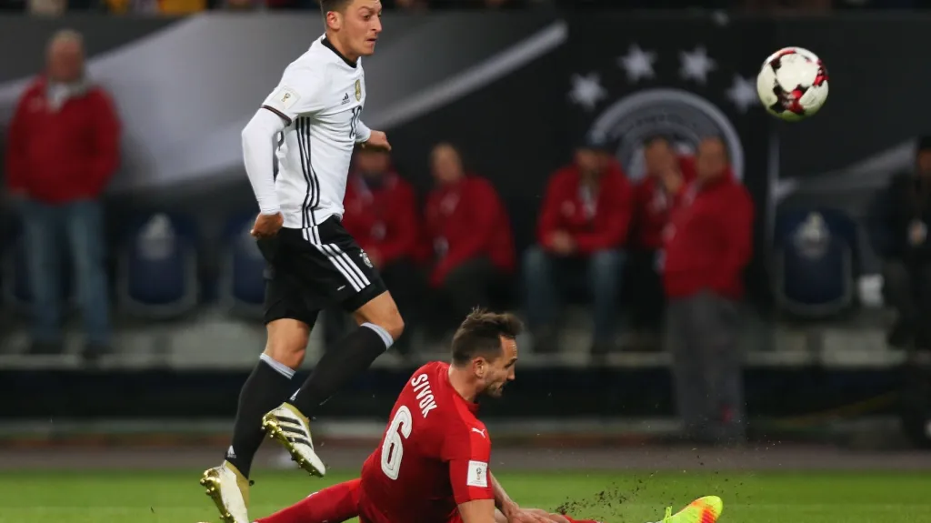 Tomáš Sivok se snaží zastavit Mesuta Özila