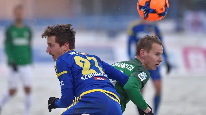 Jihlavský Till Schumacher (vlevo) v souboji s Janem Chramostou z Jablonce