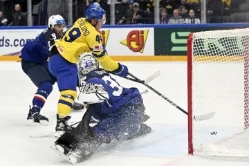 Švéd Fabian Zetterlund střílí gól v utkání proti Francii