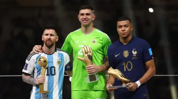 Nejlepším hráčem MS se stal Messi, brankářem Martínez. Střelcům kraloval Mbappé