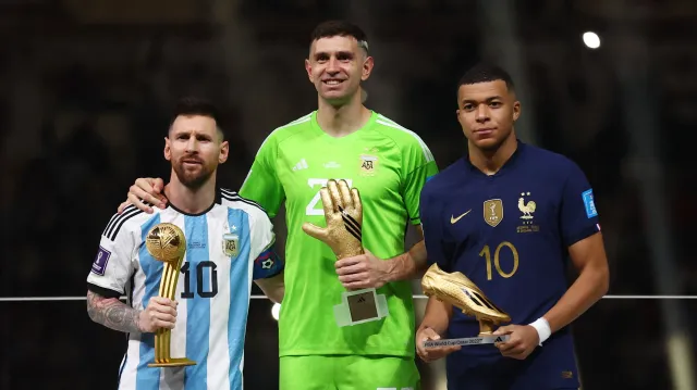 Nejlepším hráčem MS se stal Messi, brankářem Martínez. Střelcům kraloval Mbappé