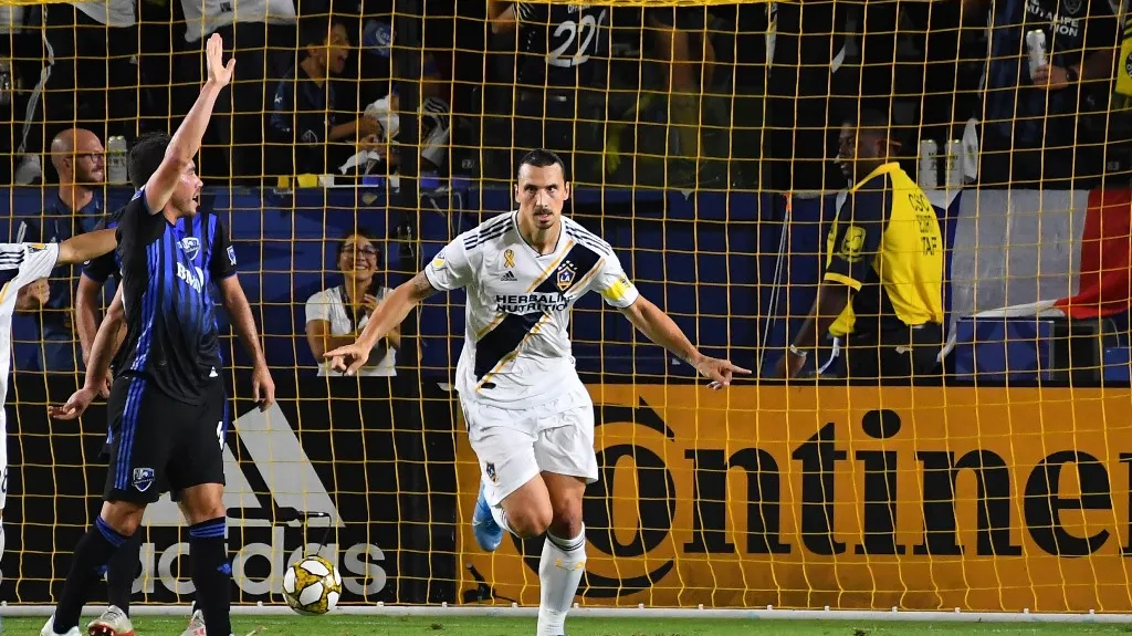 Zlatan Ibrahimovic zařídil brankou a asistencí postup LA Galaxy do play-off