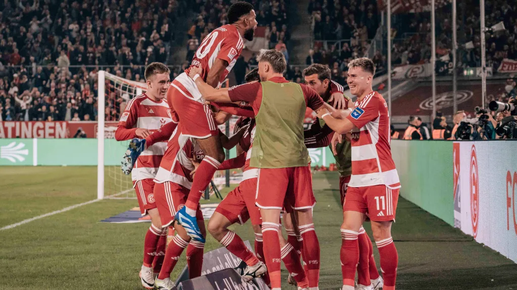 Fotbalisté Düsseldorfu oslavují gól