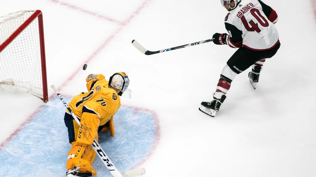 Michael Grabner z Arizony dává gól proti Nashvillu