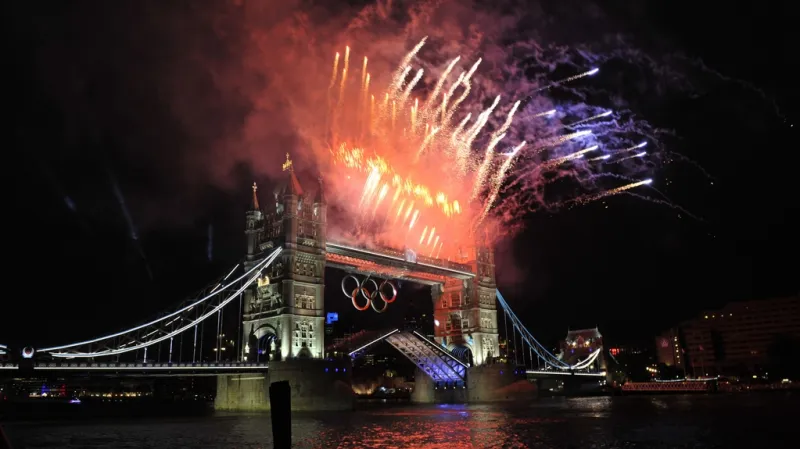 Slavnostní ohňostroj na londýnském Tower Bridge
