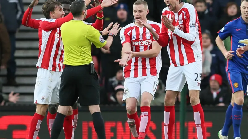 Zlobící se hráči Stoke City