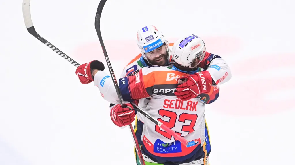 Martin Kaut a Lukáš Sedlák se radují z gólu do sítě Hradce