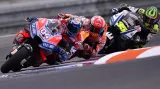 Dovizioso ve vedení závodu před Márquezem a Crutchlowem