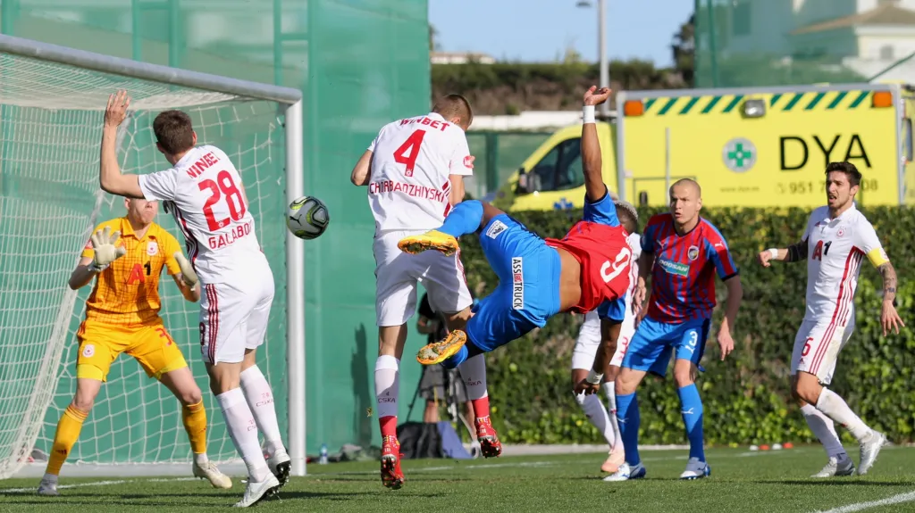 Jean Beauguel před brankou CSKA Sofia