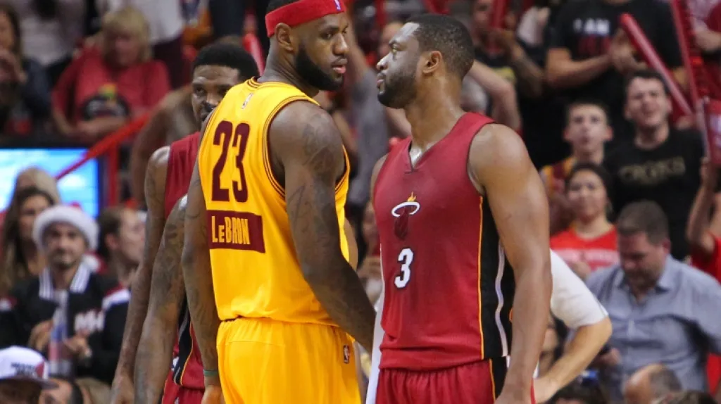 LeBron James (vlevo) v dresu Clevelandu proti Miami, za které hraje bývalý spoluhráč Dwyane Wade 