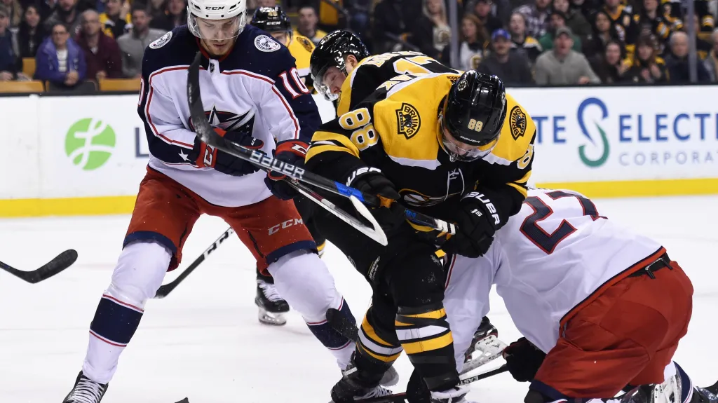 David Pastrňák z Bostonu (uprostřed) v utkání proti Columbusu