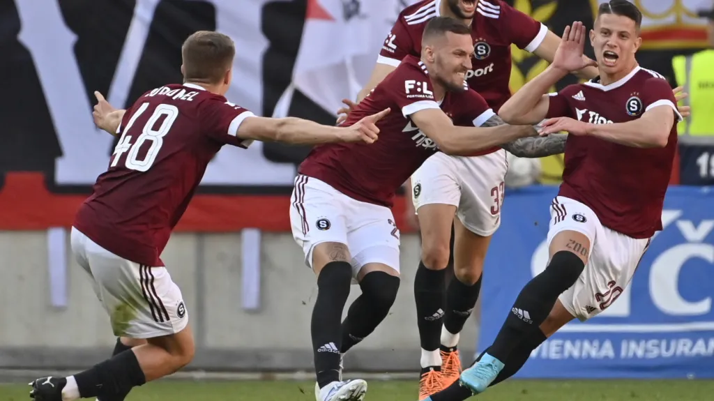 Sparťan Hložek (vpravo) se spoluhráči se radují z gólu v derby proti Slavii