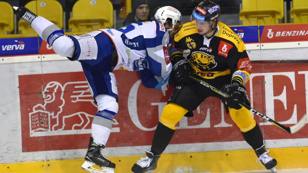 Martin Zaťovič z Komety v souboji s litvínovským Markem Baránkem