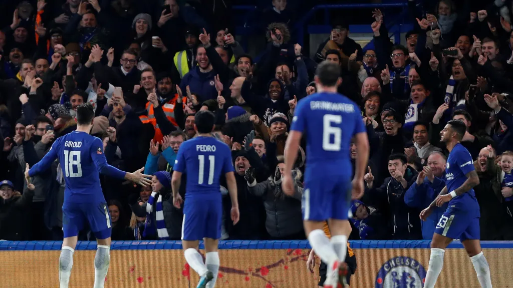 Olivier Giroud (vlevo) slaví se spoluhráči gól proti Hullu