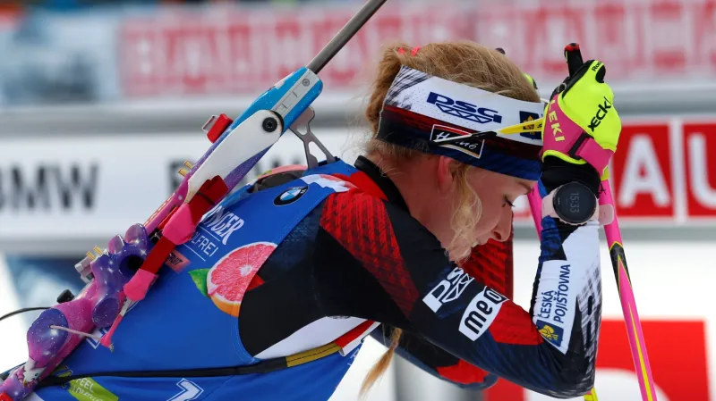 Markéta Davidová v cíli vytrvalostního závodu v Pokljuce